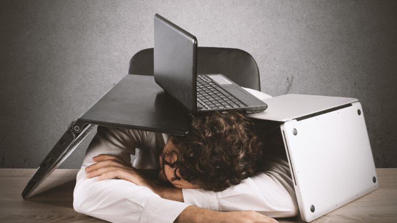 Un homme avec une fatigue mentale