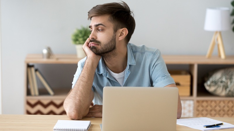 Un homme pas concentré à cause de son mental