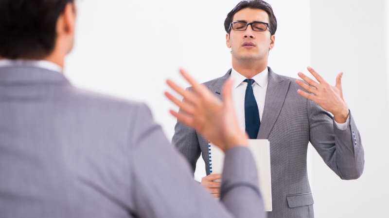 Un homme pas fort mentalement qui a peur de parler en public