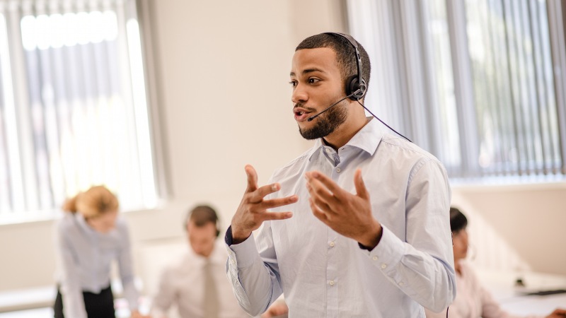 Un homme performant grâce à un coaching professionnel