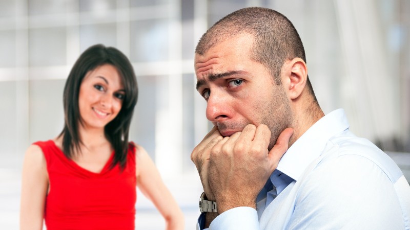 Un homme timide et faible mentalement qui n'arrive pas à draguer une femme