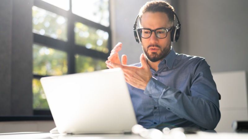 Un professionnel qui se forme en coaching pendant sa pause dans son lieu de travail