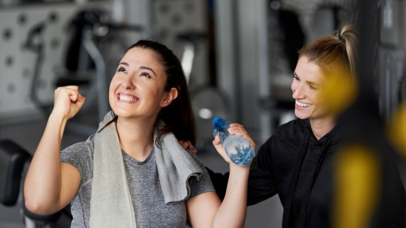 Une coach avec une cliente satisfaite