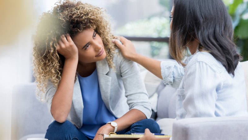 Une femme qui consulte un spécialiste pour avoir un mental calme