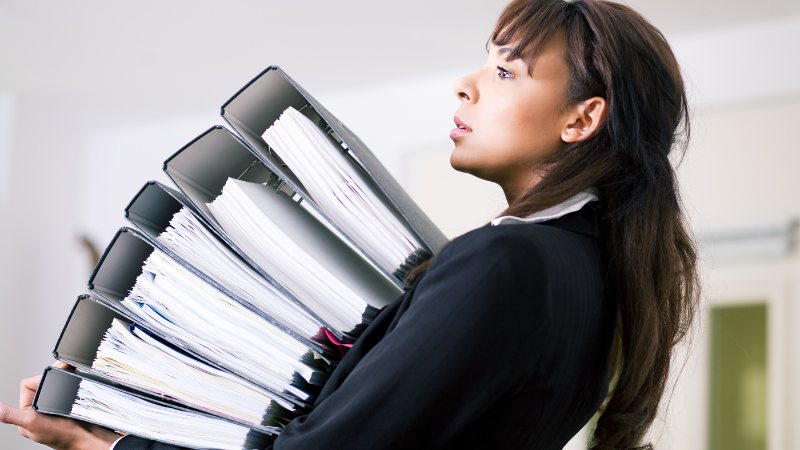 Une femme qui risque la fatigue mentale à cause de son travail