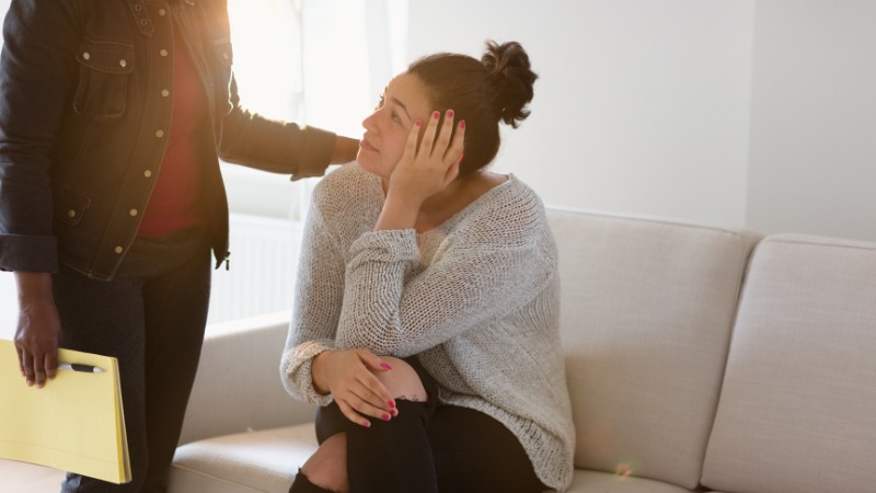 Une femme qui se fait accompagner par un professionnel en calme mental
