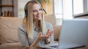 Une femme qui suit une formation coaching à distance