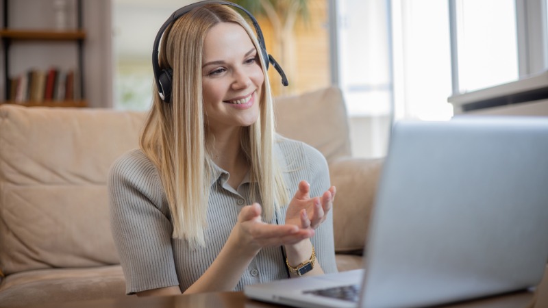 Une femme qui suit une formation coaching à distance