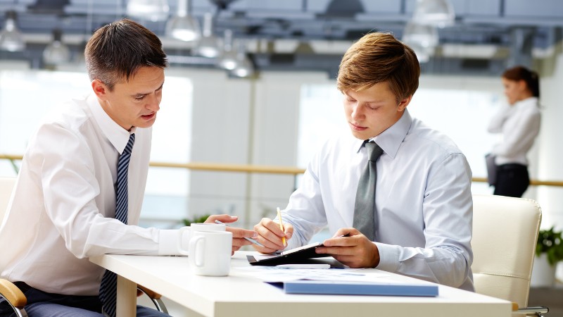 Une séance de coaching individuel d'un coach