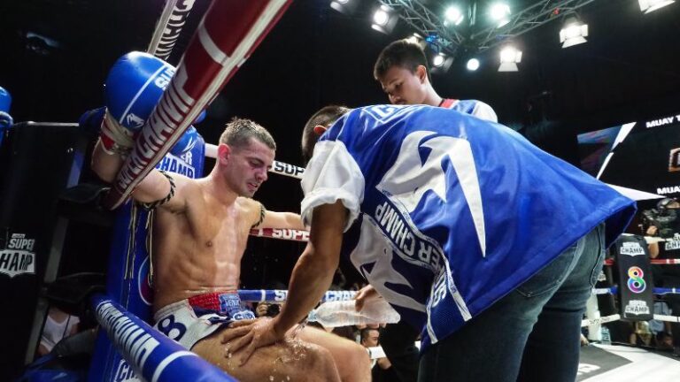 Un boxeur avec son coach en dépolarisation mentale