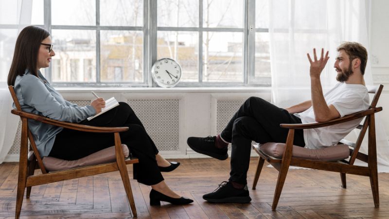 Un coach en développement personnel avec un client entrepreneur