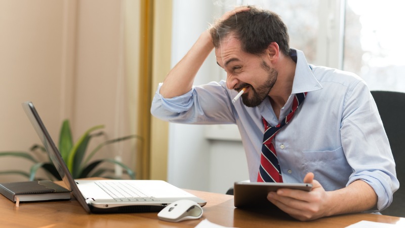 Un homme avec un burn-out qui a perdu l'amour et le sens pour son travail