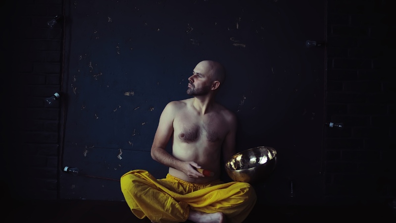 Un homme en médiation mentale dans un temple en Thailande