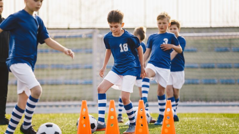 Un jeune joueur de foot qui s'entraîne bien pour être pris dans la sélection