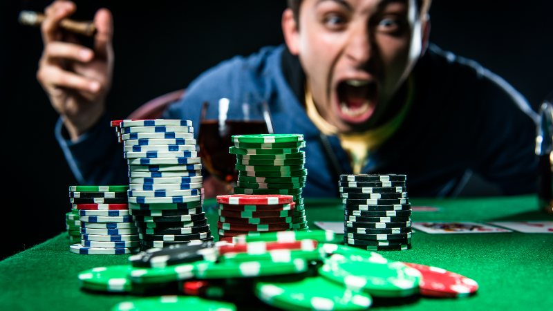 Un joueur de poker impulsif et trop émotif