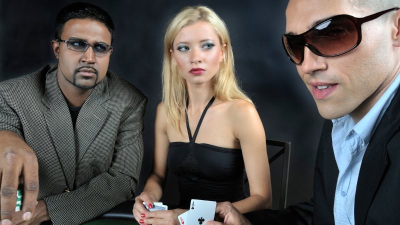 Un joueur de poker qui sait bluffer et lire ses adversaires