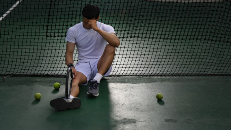 Un joueur de tennis qui a besoin d'être accompagné en dépolarisation mentale