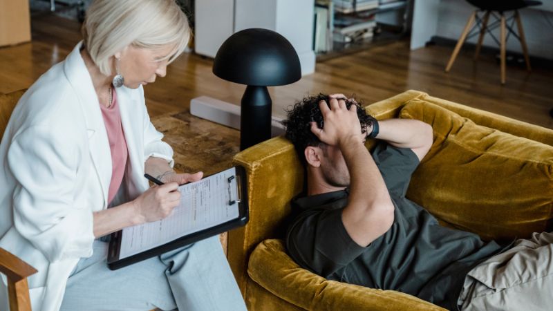 Un sportif professionnel qui consulte une spécialiste en psychologie