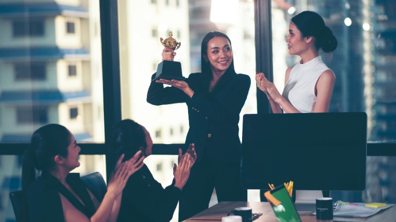 Une femme ayant gagné le prix du meilleur dirigant d'entreprise grâce à un coaching entrepreneur sur mesure