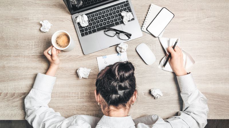 Une femme épuisée qui a besoin d'un coaching professionnel
