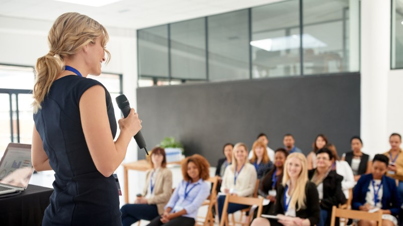 Une femme heureuse, épanouie et inspirée suite à la dépolarisation mentale