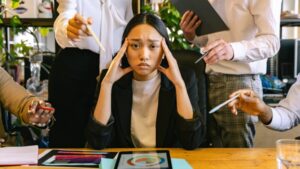 Une femme qui commence à ressentir les symptômes du burn-out de chef d'entreprise