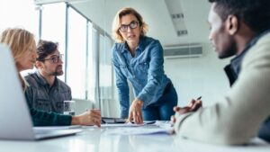 Une professionnelle en pleine séance de coaching en entreprise