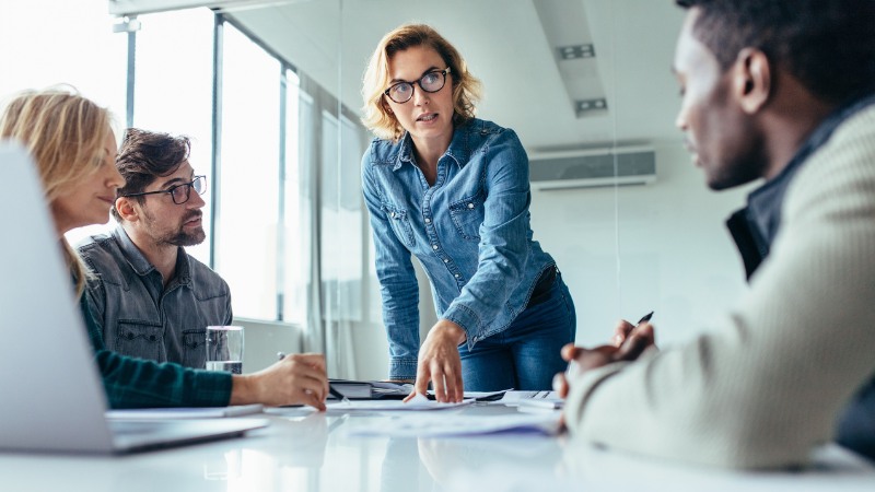 Une professionnelle en pleine séance de coaching en entreprise