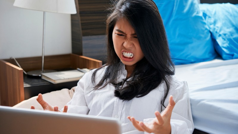 Femme irritée qui a besoin d'une dépolarisation