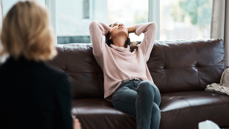 Femme libérée de ses charges émotionnelles grâce à la dépolarisation