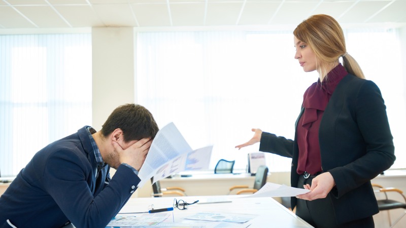 Homme polarisé sur l'arrogance