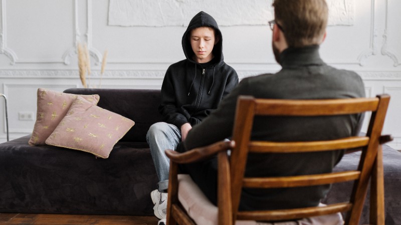 Un coach en dépolarisation qui accompagne un jeune homme