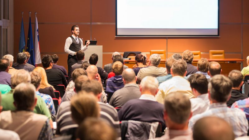Un conférencier qui présente la dépolarisation inversée
