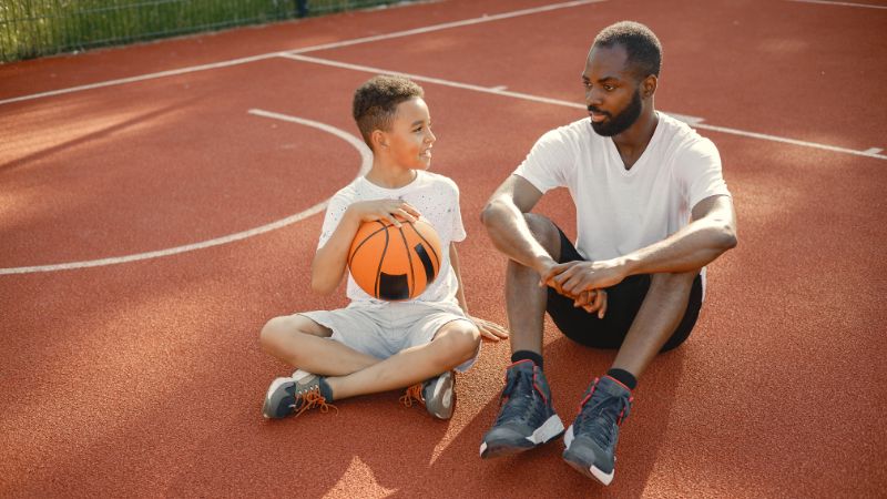 Un enfant qui admire son père et qui a besoin d'une dépolarisation inversée