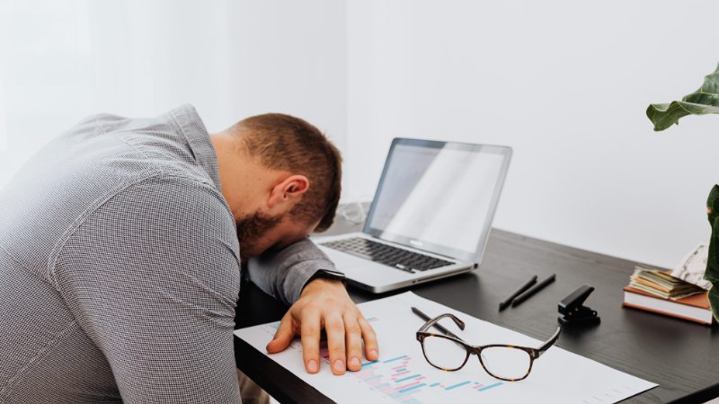 Un entrepreneur qui a besoin d'un coach en dépolarisation