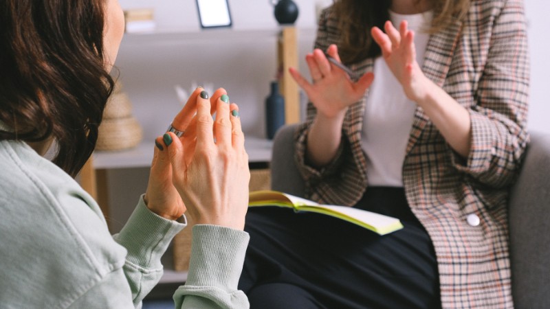 Une coach qui explique les exercices de dépolarisation mentale