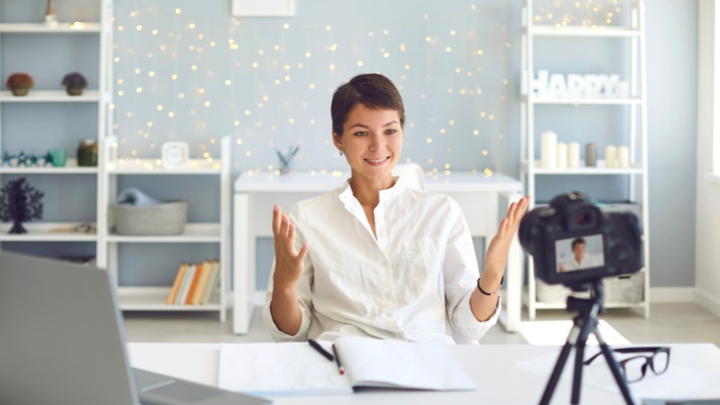 Une femme confiante grâce à la dépolarisation