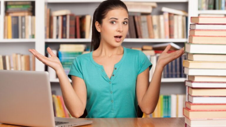 Une femme qui hésite entre un coach mental et un psychologue