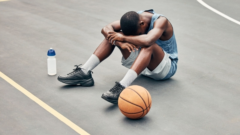 Un basketeur qui a du mal à récupérer mentalement après une blessure