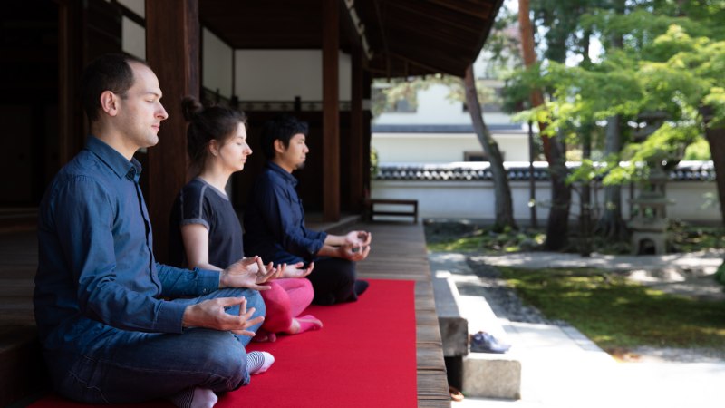 Une séance de méditation de groupe en Thaïlande