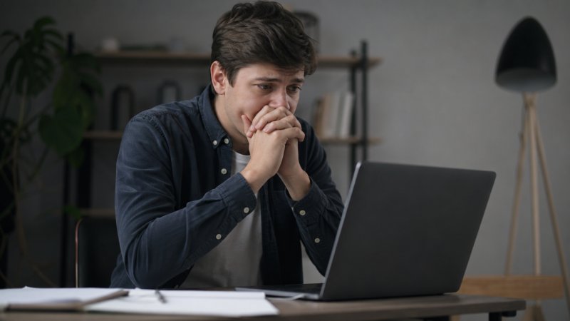 Un homme qui a peur de travailler pour rien