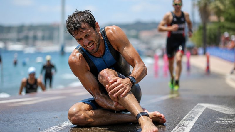 Un sportif triathlète blessé en pleine compétition