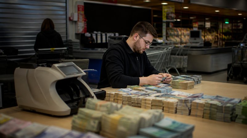 Un supermarché qui compte l'argent après la ferméture