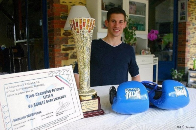 Pierre David posant avec son trophée de finaliste des Championnats de France de Savate Boxe Française